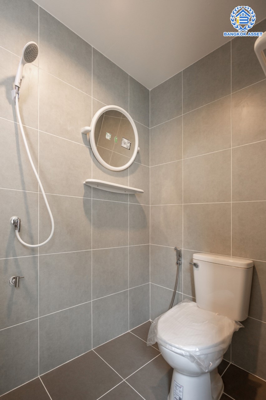 บ้านมือสองตกแต่งใหม่ ม.ราชพฤกษ์ บางบอน4 ตกแต่งหรูหรา ดีไซน์ Classic เนื้อที่ 100.5 ตร.ว. ฟังก์ชัน 3 ห้องนอน 4 ห้องน้ำ 1 ห้องแม่บ้าน จอดรถได้ 2 คัน พื้นที่สนามหญ้ากว้างกว่า 216 ตร.ม. บนทำเลศักยภาพ เชื่อมต่อหลายเส้นทาง ใกล้เดอะมอลล์บางแค จุดขึ้นทางด่วน "เพชรเกษม" และรถไฟฟ้าสายสีน้ำเงิน "สถานีหลักสอง"